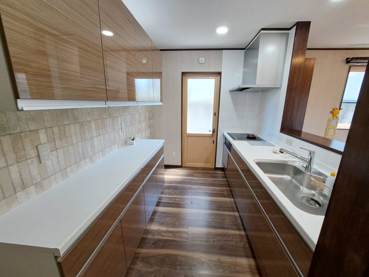 室内(2025年8月)撮影
◎本日案内可能◎
備え付きのカップボードはキッチンと統一感があるため、すっきりオシャレな空間に♪