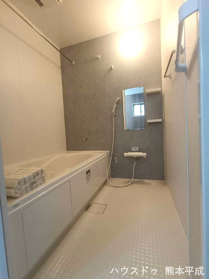 疲れた体でもゆったりくつろげる広々とした浴室です