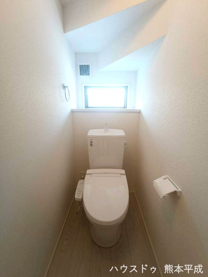 階段下のスペースを無駄なく利用したトイレです