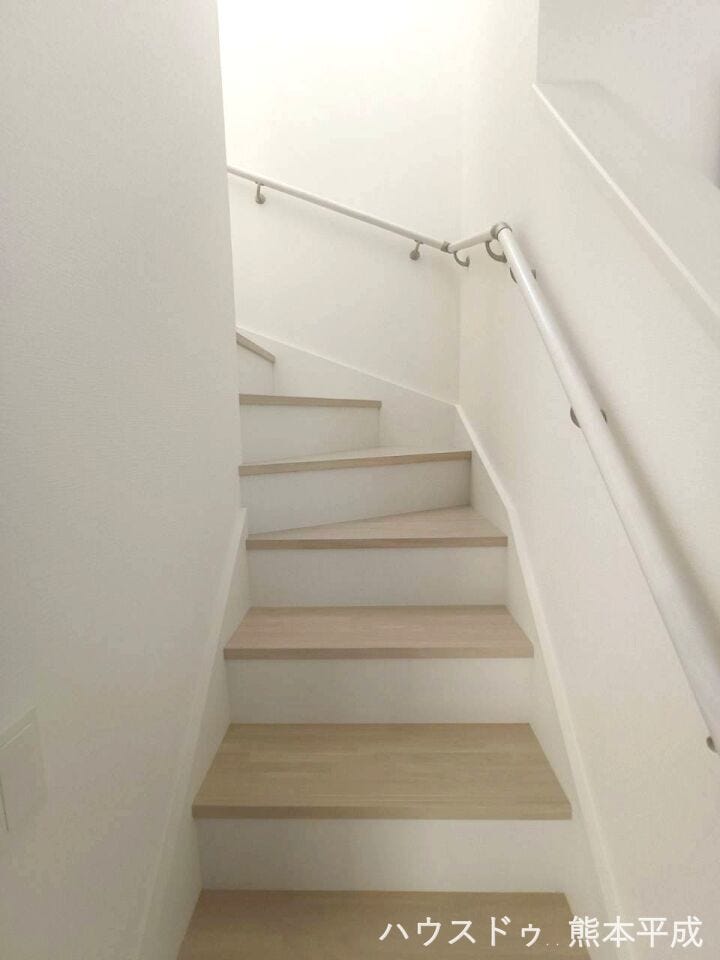 空間を有効活用したおしゃれな曲線階段です