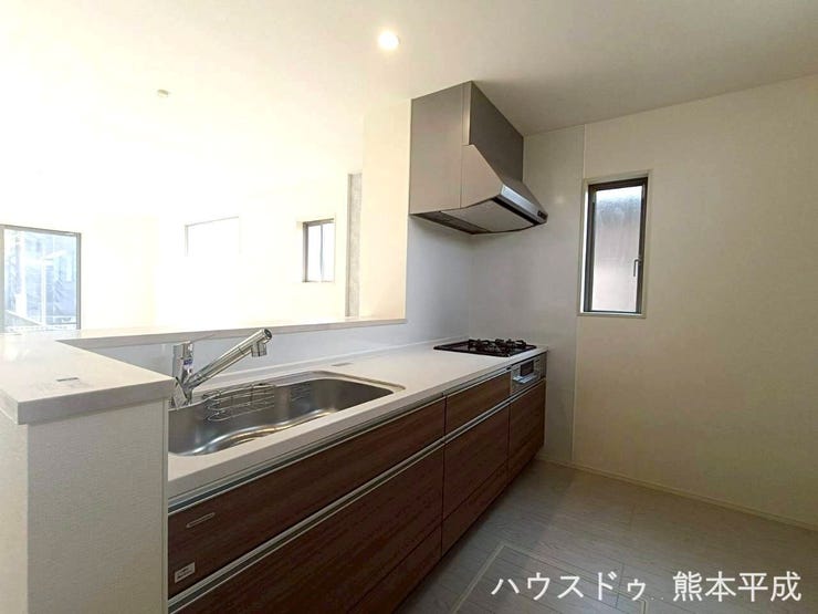 リビング全体を見回せる広々としたキッチンです