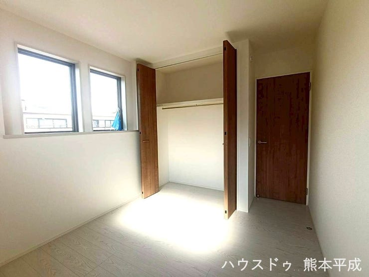 陽の光がたっぷり差し込む明るい部屋です