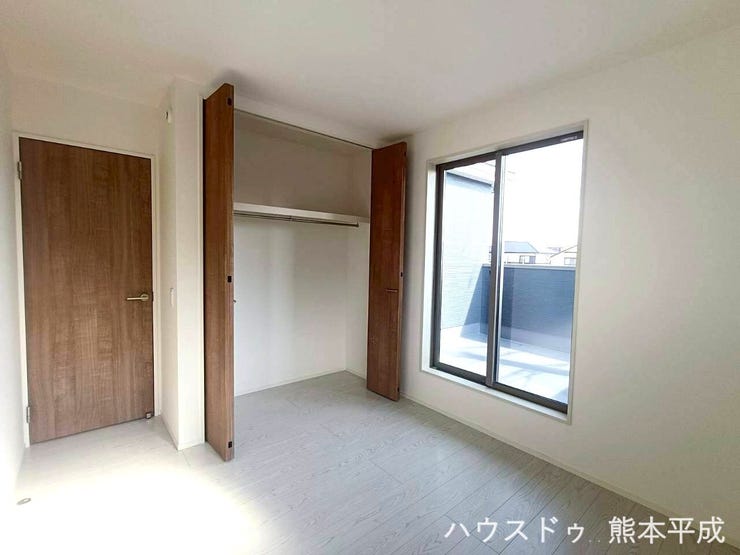 大きな窓からバルコニーにつながっており、きれいな青空を見ることができます