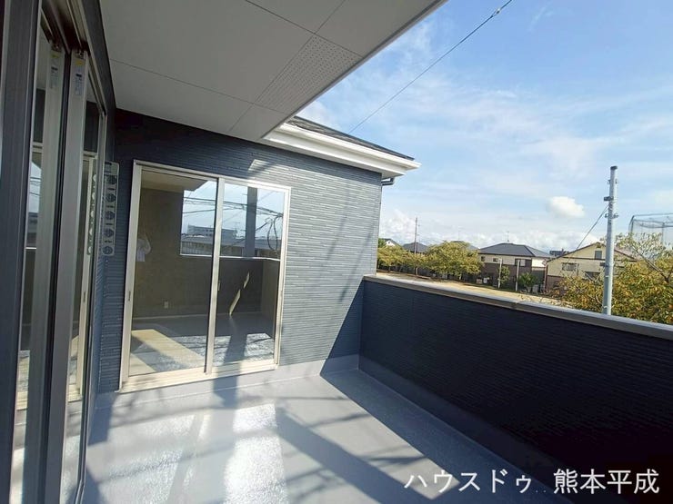 屋根付きのインナーバルコニーで雨が降っても使用でき、リラックススペースとしても十分な広さがあります