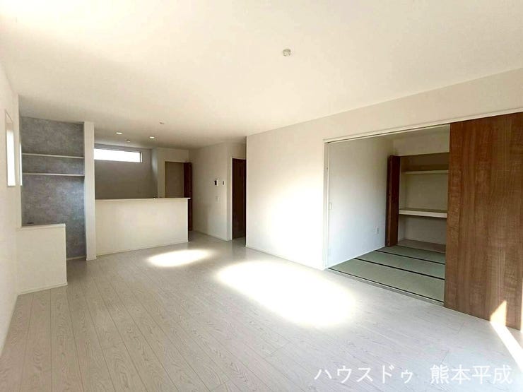 フローリングの開放感ある広々としたリビングです