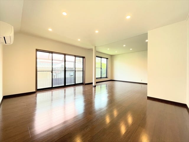 明るさを期待できる二面採光。また通風も期待できるので、一年を通して過ごしやすい室内です。