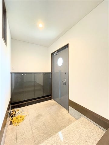 玄関には収納棚が設置されています。
家族全員分の靴など片付けておけるので
スッキリとした空間を保てます◎