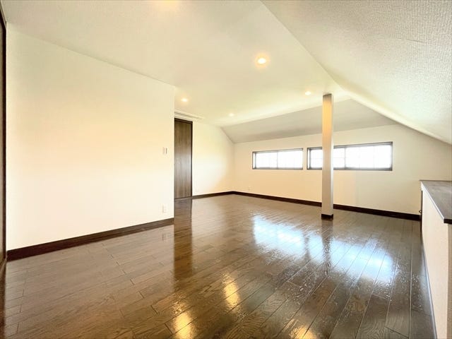 寝る前に読書をする人なら照明や本を置くために、
寝室にテレビがある人ならリモコンを収納するためなどに小さなテーブルを置いてもいいですね◎