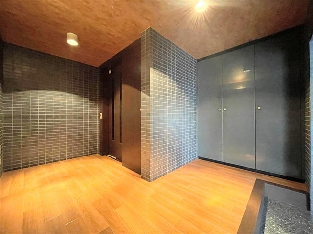 インナーガレージから繋がっている玄関です。
エレベーターに乗ってリビングへすぐにいくことができます。