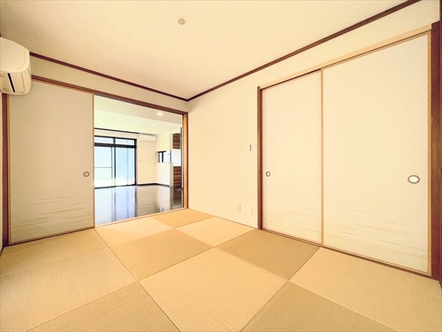リビングとつながる畳敷きのお部屋は、お客さまが遊びに来た時にも使えますし、ちょっと疲れた時にお昼寝できるのもうれしいですね。お子さんが小さい方には、キッズスペースとしてご利用するのもいいですね。