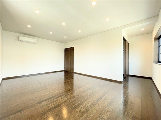 壁が白いのでプロジェクターを設置して映画やYouTubeなど楽しめます♪
部屋がおしゃれなシアタールームのように変身◎