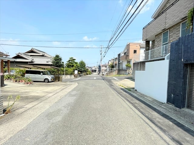 車がすれ違うのに十分な道幅です。車が2台と通行人も通れる幅となっています。