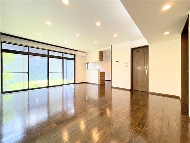 ドン・キホーテ緑店まで徒歩8分(約640m)
V・drug尾崎山店まで徒歩5分(約350m)
お買い物へすぐにいくことができます。