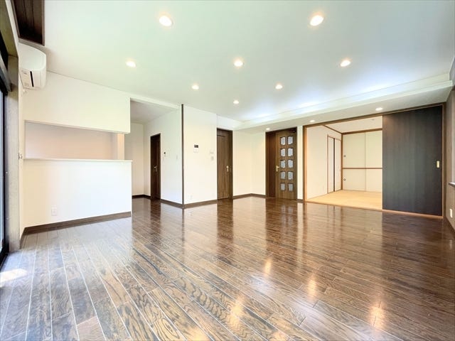 リビングとダイニングキッチンがワンフロアに集まった開放的な空間。
子供が遊んでいる様子を見ながら料理ができるのは安心です。