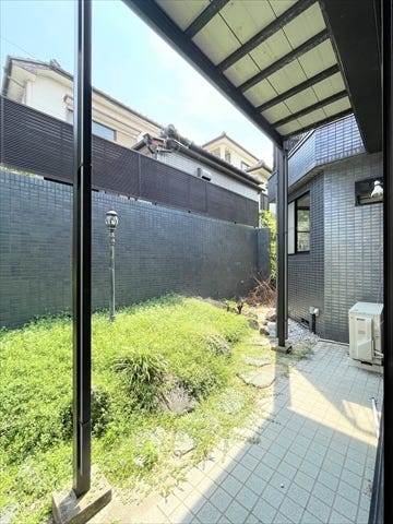 日差しを遮るオーニングやシェードなどを設置すれば夏場でも快適なスペースとなります。