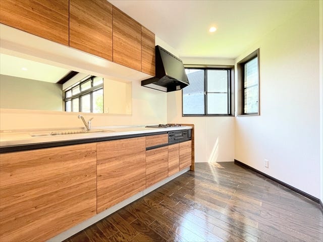 カウンターから一段下がっているため手元が隠れ、リビング側からの視線が気になりません。