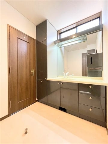 隠す収納でスッキリ周辺を片付けることが出来ます。
小さめのドライヤーならすっぽり収まります。