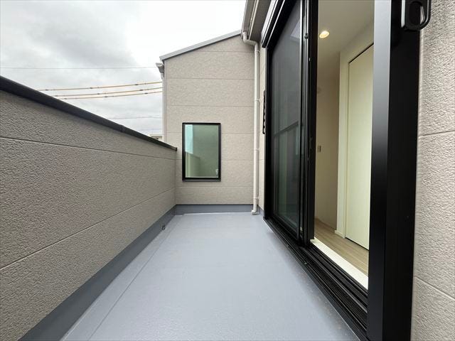 3階南西向きバルコニー:廊下から出入りができるバルコニーです。外からの視線を気にすることなく過ごせます◎正面の小窓は、リビングの吹き抜け空間へ光を届けます!
(2025年9月25日撮影)