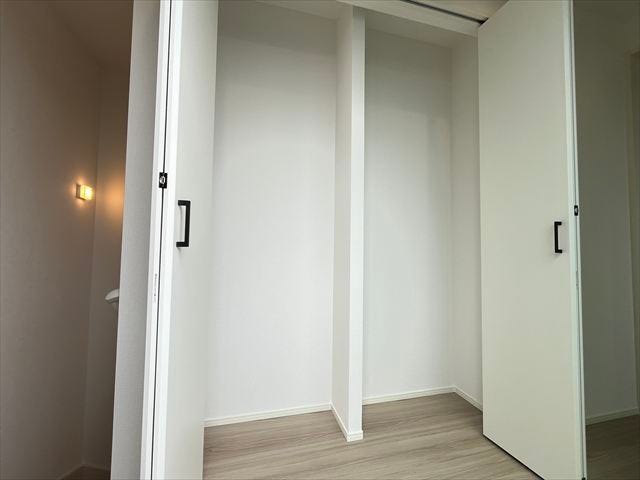 3階廊下:バルコニーの向かいにある廊下収納です。家族みんなで使えるクローゼットに◎
(2025年9月25日撮影)