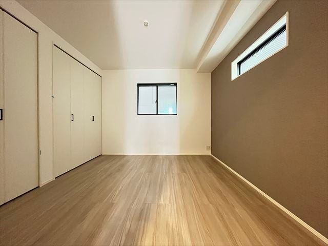 1階7帖納戸:リラックス効果のあるアクセントクロスが施され、落ち着いた雰囲気のお部屋です。一番広い空間ですので主寝室に最適です。窓があり換気も良好です。
(2025年9月25日撮影)