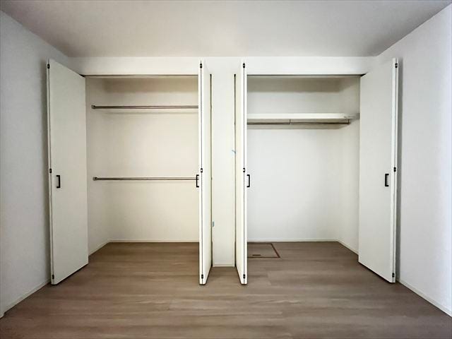 1階7帖納戸:2つに分かれた大きめのクローゼットが完備されています。左側のCLはハンガーパイプが上下に2本付いて、省スペースでもたくさんのお洋服を収納できます◎
(2025年9月25日撮影)