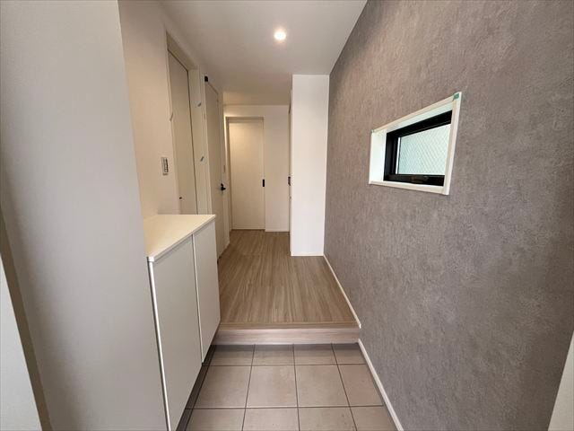 玄関の壁紙にもアクセントがあり、生活感の出やすい場所を、オシャレな空間に演出してくれます♪
(2025年9月25日撮影)