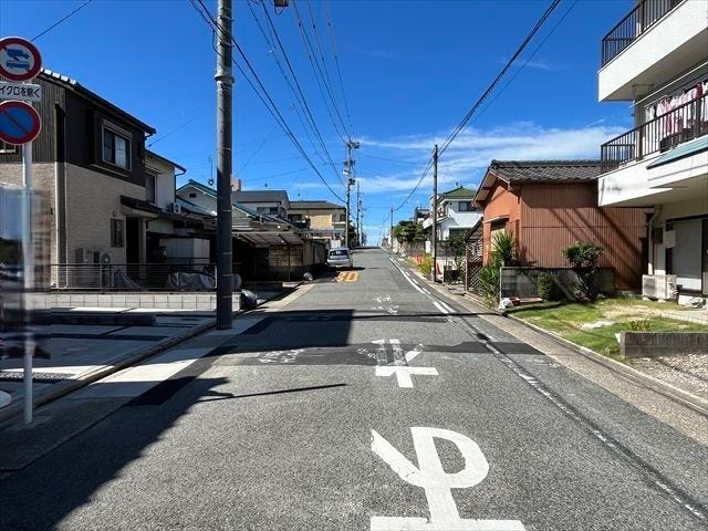 幅員約6.9mの北側前面道路です。車の出し入れもしやすく、また配達などの車が停まっていても通行出来る道幅となっています。
(2025年10月6日撮影)
