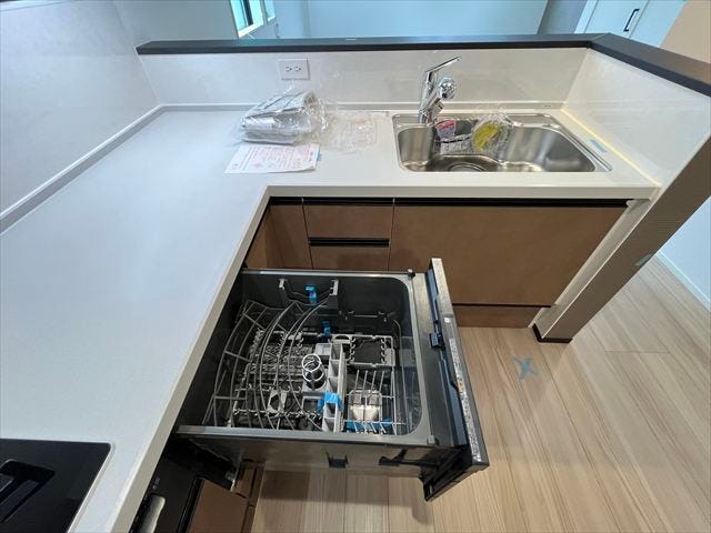 ◆食器洗浄乾燥機◆洗いものの手間がかからず家事の時間が短縮に♪手荒れも防げますね。高温乾燥し清潔!
◆浄水器機能付き◆水道水中の不純物を除去してくれます。