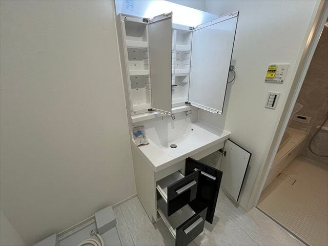 ◆シャンプードレッサー◆3面鏡の裏側や洗面台下など収納スペースが豊富な洗面台になっています。