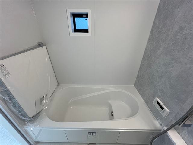 ◆浴室給湯システム◆自動お湯はり機能や追い焚き機能がついた給湯システムです。風呂蓋は、収納時も邪魔になりにくいです◎