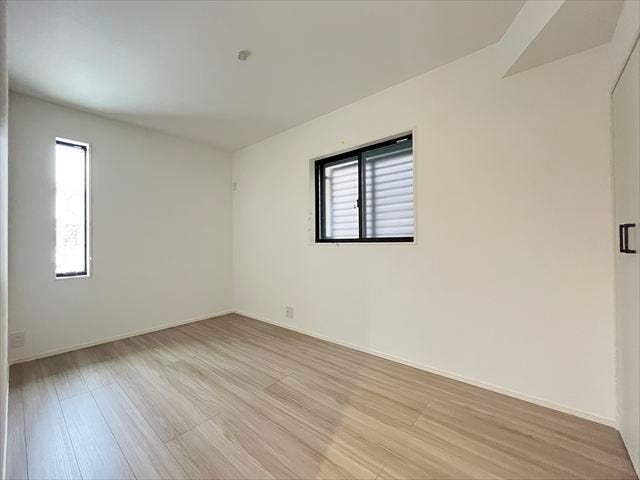 1階5.3帖洋室:玄関横にあたる洋室です。来客時の宿泊室、趣味のお部屋としてもご利用いただけます♪