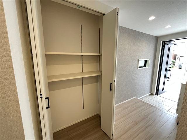 1階廊下:玄関近くに可動棚付きの収納が付いています。家族みんなで使え、毎日の“出し入れ”がもっとスマートに。