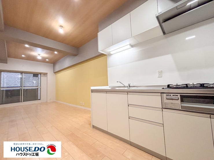 【リビング】14畳の広いリビングにお洒落な黄色の壁紙がアクセント♪照明もたくさんついていて明るいリビングです!床の色が明るいの広く見えます!