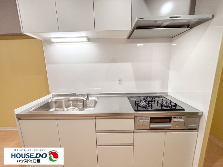 【キッチン】お洒落なシステムキッチンで料理するのが楽しくなりそう!コンロも3口あるので快適です!吊り戸もあるので収納たっぷりです!