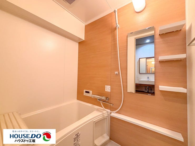 【浴室】明るいアクセントパネルで浴室も素敵な印象に♪毎日の疲れを癒す特別な空間に!カウンターや収納ラックもついているので清潔にと整頓出来ます♪