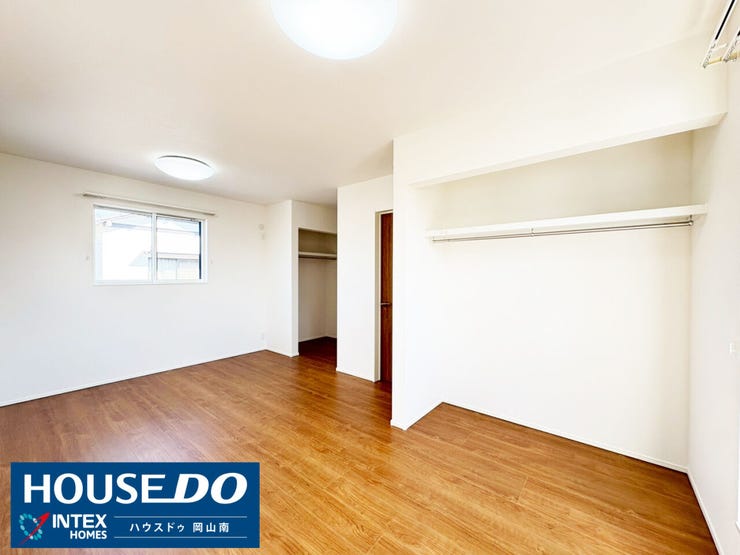 【使い方は自由自在!たっぷり収納のゆとりある洋室】
こちらは広さに加え、オープンタイプのクローゼットが設けられた洋室です。お子様のお部屋としても、ご夫婦の寝室としても最適!