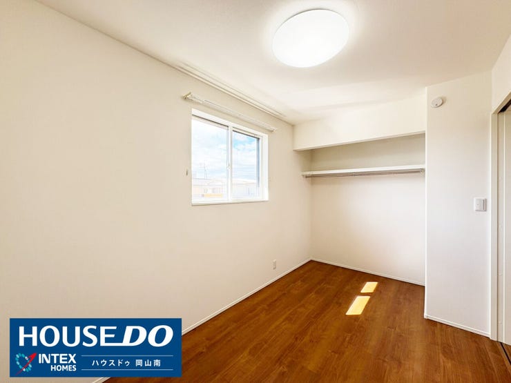 【明るい日差しが心地よい洋室】
大きな窓からたっぷりの光が入る、明るい洋室です!収納スペースも確保されているので、お部屋を広々使えます!趣味のお部屋や、お子様の成長に合わせたお部屋としても最適!