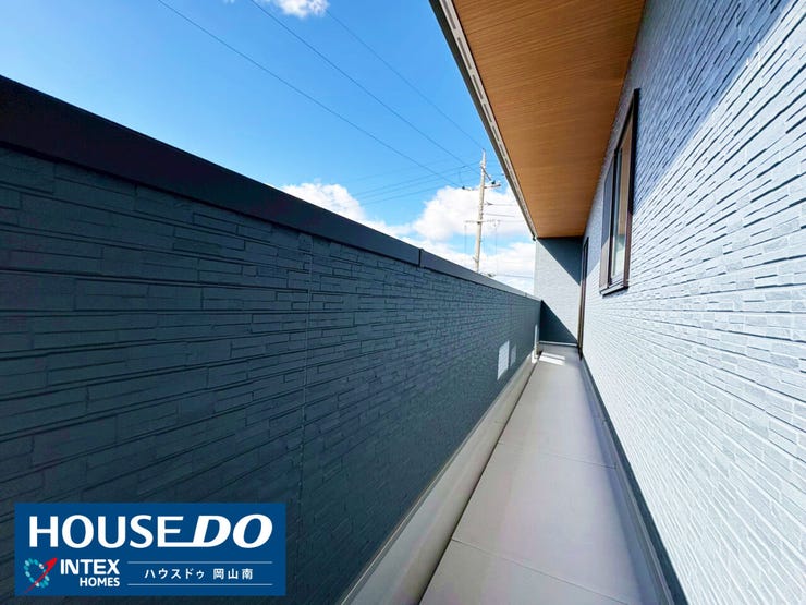 【青空の下、お洗濯も楽しくなるバルコニー!】
洗濯物を干すのはもちろん、ちょっとしたガーデニングも楽しめそうな広々としたバルコニー!明るい陽射しと心地よい風を感じて、毎日のお洗濯も気持ちいい!