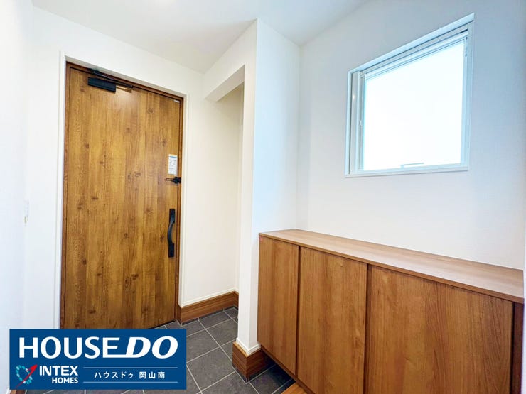 【毎日気持ち良くお出迎え!明るく収納力のある玄関】
落ち着いた木目のドアと、たっぷり収納できるシューズボックスが魅力の玄関です!小窓から光も入り、帰宅するご家族を明るく迎えてくれます!