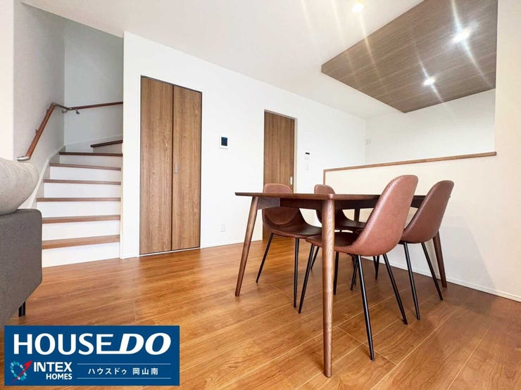 【温かい照明が灯る、家族の絆を育むダイニング】
明るい木目調の床と天井のアクセントパネルが、空間に温かい落ち着きを与えてくれます◎階段下のデッドスペースを活かした収納もとても便利!