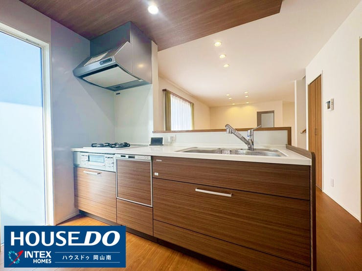 【お料理が楽しくなるキッチン!】
落ち着いた木目調でデザイン性が高いシステムキッチンです!広々としたシンクと調理スペースで、忙しい朝もスムーズ♪ご家族の様子を見ながらお料理できる対面式!