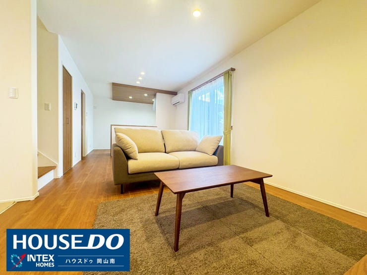 【家族の笑顔が集う、ゆとりあるLDK】
明るい陽光が差し込む、開放感あふれるリビング!階段が近くにあり、どこにいても家族の気配を感じられます!