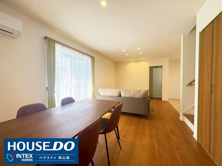 【お友達を呼びたくなる、広々としたLDK】
大きな窓から光が溢れるダイニング・リビング。食卓を囲む時間もくつろぐ時間も心地よく会話が弾みます!