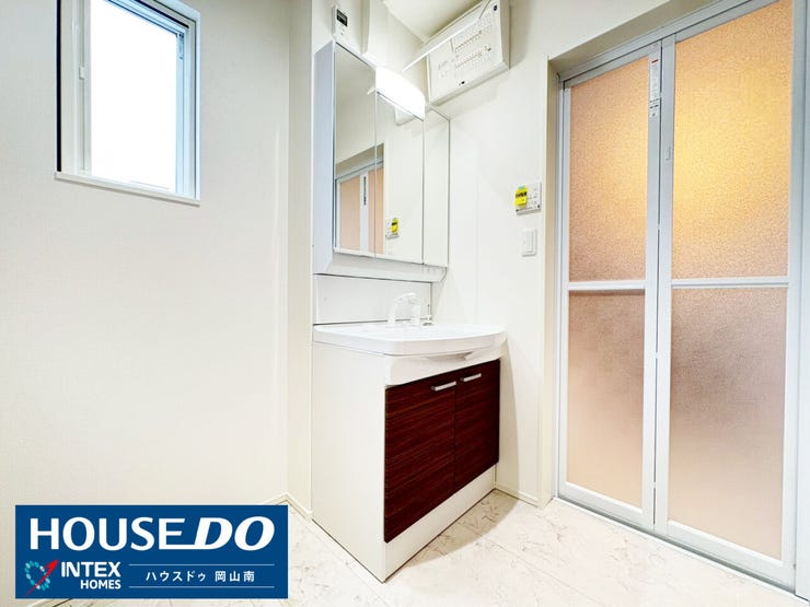 【朝の準備もスムーズ!使い勝手の良い洗面スペース!】
清潔感あふれる広々とした洗面脱衣所です!三面鏡の裏には収納スペースがあり、ご家族の小物もスッキリ片付きます。