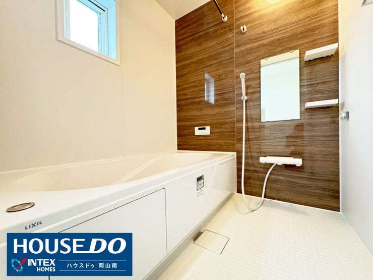 【一日の疲れを癒す、ゆったりとしたリラックス空間】
壁面の木目パネルが、まるで温泉宿のような落ち着きを感じさせる浴室です!足を伸ばして入れるゆとりの浴槽で、お子様と一緒のバスタイムも楽しくなりそう♪