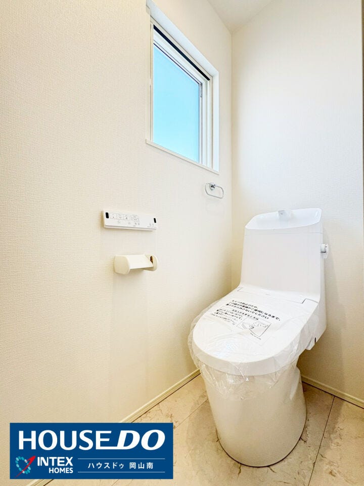 【清潔感あふれる空間◎快適な最新設備】
白を基調とした清潔感あふれるトイレです!小窓付きで自然換気ができ、いつも爽やかな空間を保てます。最新のウォシュレット機能付きで、毎日快適にご利用いただけます!