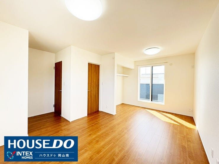 【ご夫婦の寝室にぴったり!広々とした明るい洋室】
家具の配置がしやすい整形な間取りの洋室です。風通しも良好!広々とした空間で、一日の疲れをゆっくりと癒すことができますね♪