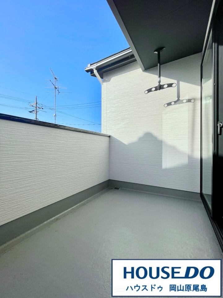 陽当り良好なバルコニーには、洗濯物干しに便利な竿かけも完備しています◎