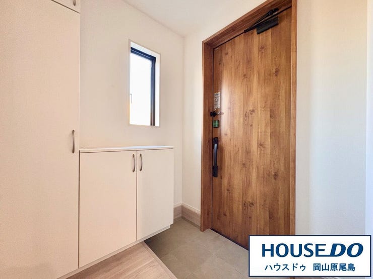 明るい玄関は来客の際にもゆったり広々とお出迎えできます。限られたスペースでも建築主の工夫により開放的な玄関スペースを演出しています。