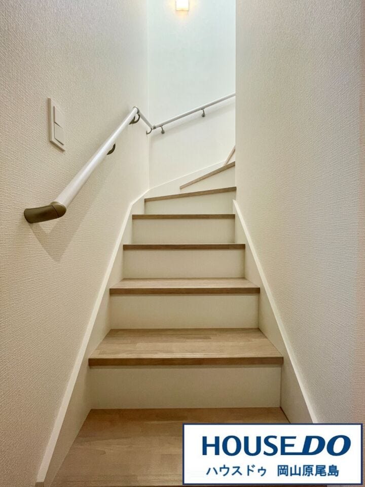 手すり付きで、一段一段に高さがないので小さなお子様やご年配の方でも安心です♪